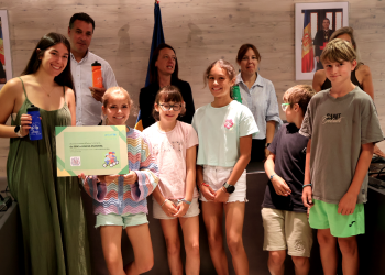 Els consellers de l'escola francesa fent el lliurament dels 900 euros a UNICEF. Foto: R. S. (ANA)
