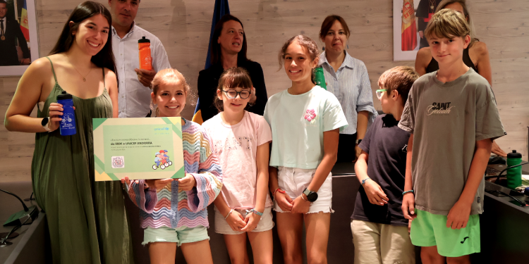 Els consellers de l'escola francesa fent el lliurament dels 900 euros a UNICEF. Foto: R. S. (ANA)