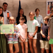 Els consellers de l'escola francesa fent el lliurament dels 900 euros a UNICEF. Foto: R. S. (ANA)