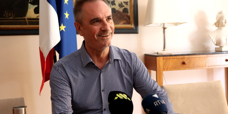 L'ambaixador francès, Nicolas Eybalin, durant l'atenció als mitjans de comunicació aquest dilluns al matí. Foto: M. F. (ANA)
