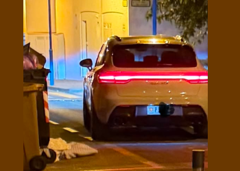 Imatge del vehicle al costat de la brossa compartida a través de les xarxes socials.