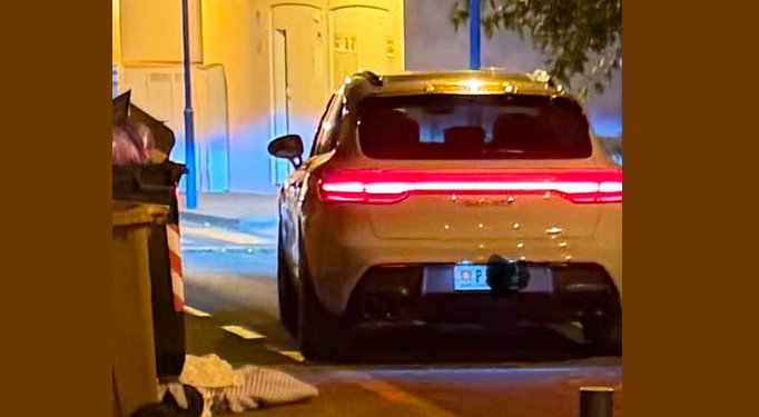 Imatge del vehicle al costat de la brossa compartida a través de les xarxes socials.