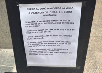 Cartell de queixa per les tres tapes del clavagueram que provoquen soroll constant.