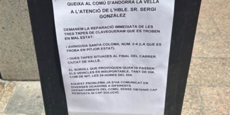 Cartell de queixa per les tres tapes del clavagueram que provoquen soroll constant.