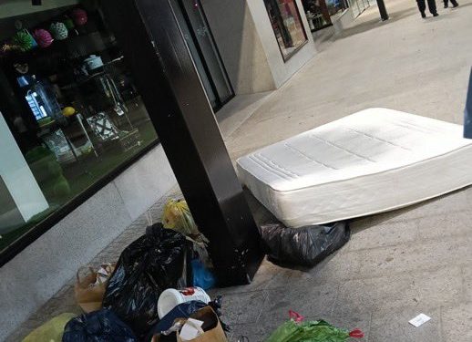 Escombraries al carrer. Foto: Andorra Denúncia