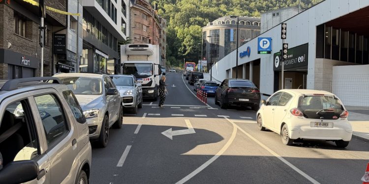 Cues al carrer de la Unió. Foto: Andorra Denúncia