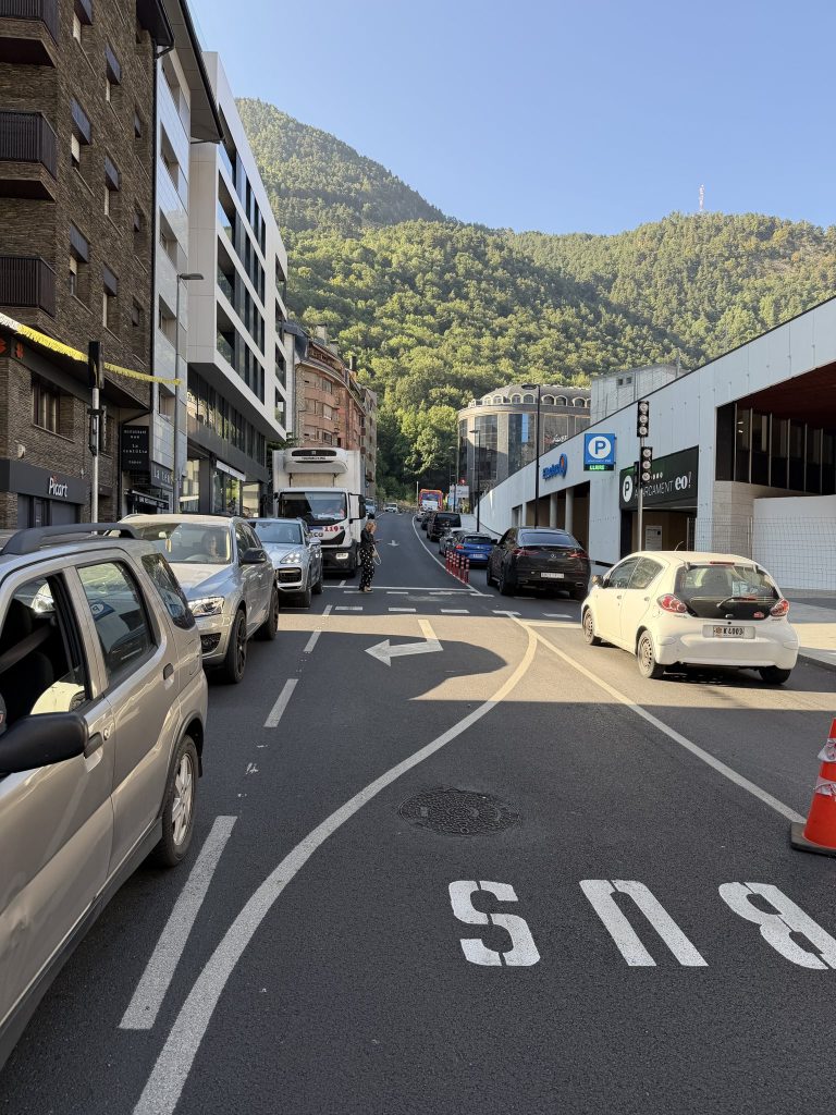 Cues al carrer de la Unió. Foto: Andorra Denúncia