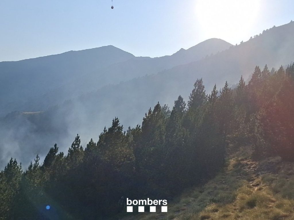Incendi a Os de Civís. Foto: Bombers de la Generalitat