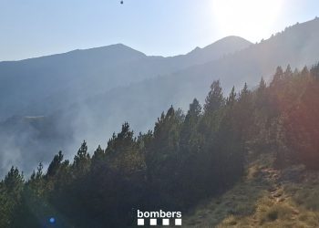Incendi a Os de Civís. Foto: Bombers de la Generalitat