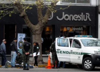 Policia argentina en un escorcoll a la casa de canvi Jonestur / LC