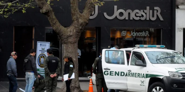 Policia argentina en un escorcoll a la casa de canvi Jonestur / LC