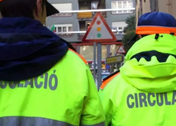 Dos agents del servei de circulació.