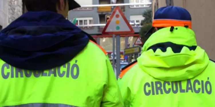 Dos agents del servei de circulació.