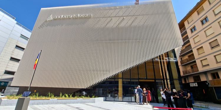La nova botiga d'Andorra Telecom vista des de l'exterior.