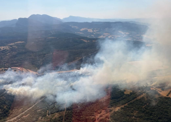 Incendi a prop de la carretera de Comiols, al municipi d'Artesa de Segre.