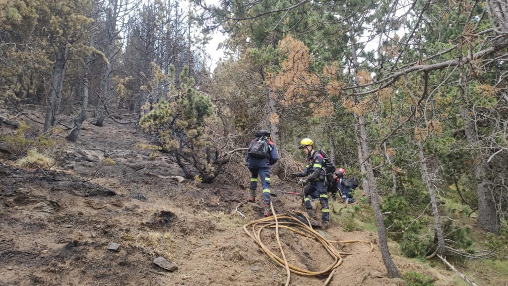 Bombers treballant a la zona de l'incendi. Foto: Bombers d'Andorra