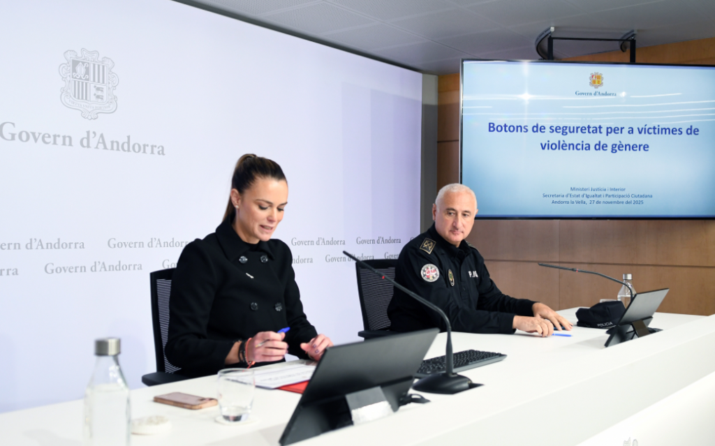 La secretària d'Estat d'Igualtat i Participació Ciutadana, Mariona Cadena, durant la presentació dels botons de seguretat.