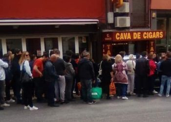 Cua davant d'un estanc del Pertús per part de clients francesos / EE