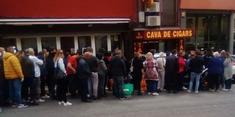 Cua davant d'un estanc del Pertús per part de clients francesos / EE