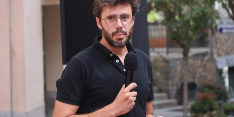 El cònsol major, Cerni Cairat, fent un discurs de festa major.