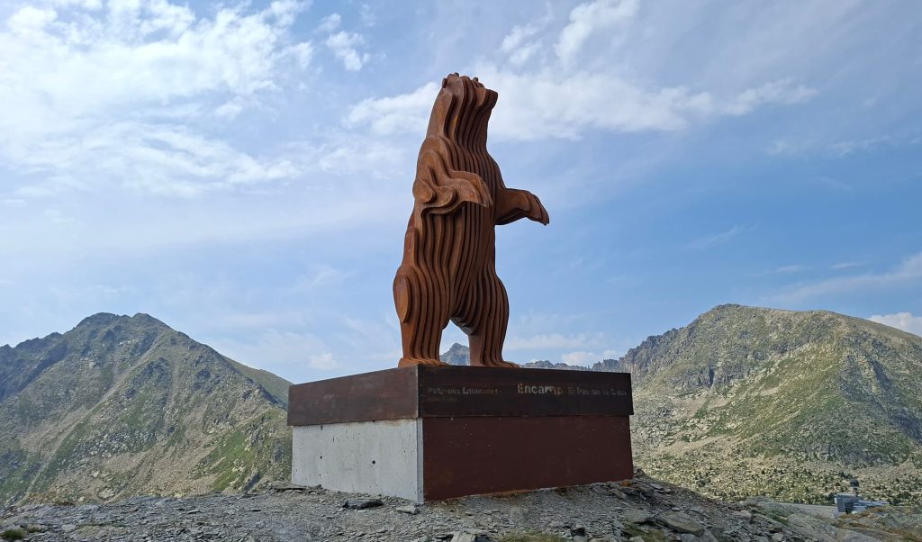 L'escultura Petjades enlairades
