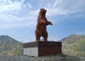 L'escultura Petjades enlairades