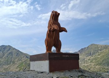L'escultura Petjades enlairades