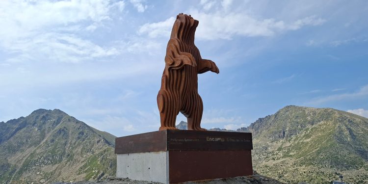 L'escultura Petjades enlairades