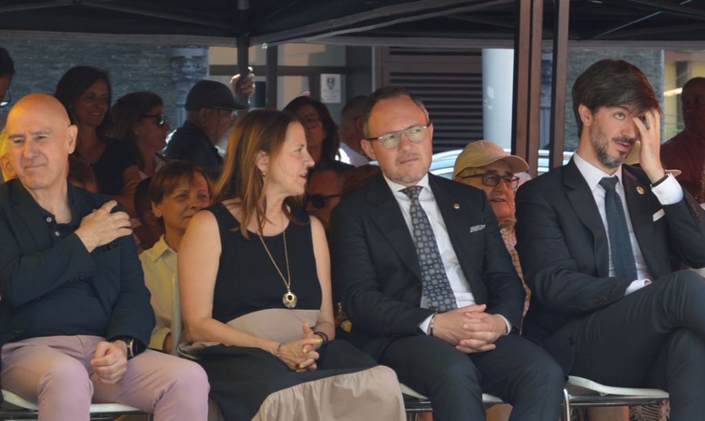 La cònsol major d'Escaldes-Engordany, Rosa Gili, conversa amb el cap de Govern, Xavier Espot, durant el ball de Santa Anna.