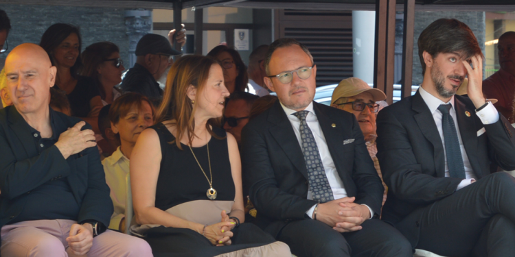 La cònsol major d'Escaldes-Engordany, Rosa Gili, conversa amb el cap de Govern, Xavier Espot, durant el ball de Santa Anna.