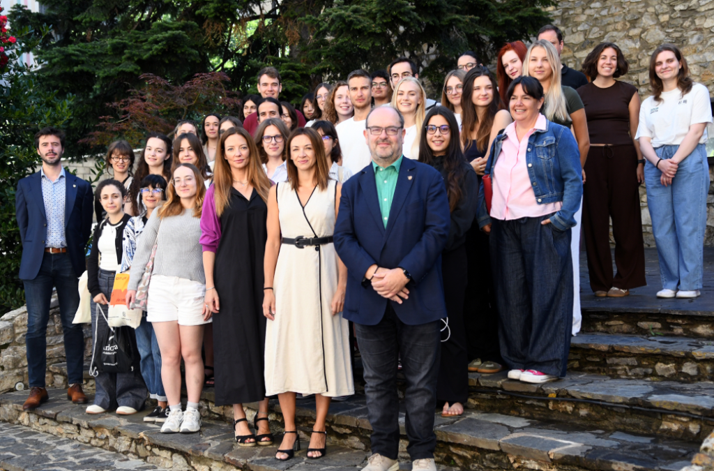 Els estudiants amb algunes autoritats del país i comunals de Sant Julià de Lòria.
