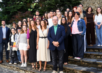Els estudiants amb algunes autoritats del país i comunals de Sant Julià de Lòria.