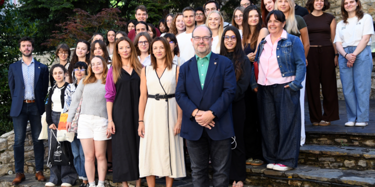 Els estudiants amb algunes autoritats del país i comunals de Sant Julià de Lòria.