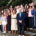 Els estudiants amb algunes autoritats del país i comunals de Sant Julià de Lòria.