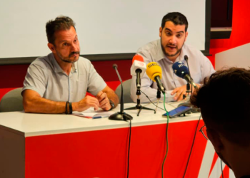 El president del PS, Pere Baró, i el candidat del PS a cap de Govern, Gerard Alís, en roda de premsa aquest dimecres.