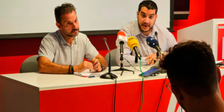 El president del PS, Pere Baró, i el candidat del PS a cap de Govern, Gerard Alís, en roda de premsa aquest dimecres.