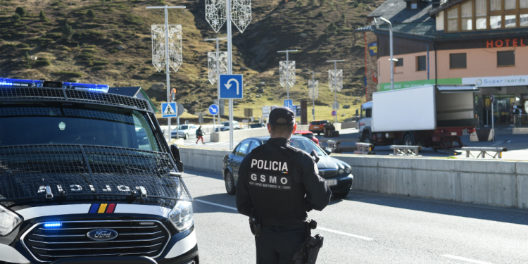 Un agent de la policia.