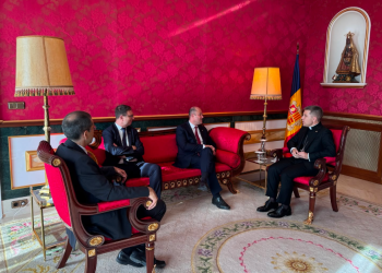 El nou representant personal del Copríncep francès al Principat d’Andorra, Frédéric Rose, i el bisbe d’Urgell i Copríncep d’Andorra, Josep-Lluís Serrano.