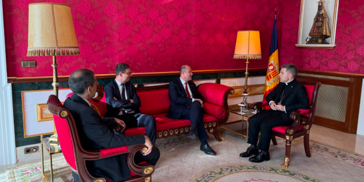 El nou representant personal del Copríncep francès al Principat d’Andorra, Frédéric Rose, i el bisbe d’Urgell i Copríncep d’Andorra, Josep-Lluís Serrano.