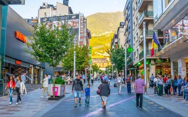 Avinguda Carlemany / Commons