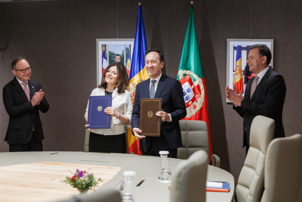 Signatura de l'acord de cooperació en matèria de seguretat interna, per part de la Ministra d’Afers Exteriors i l’ Ambaixador de Portugal a Andorra. Foto: SFGA/CEsteve