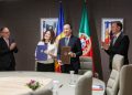 Signatura de l'acord de cooperació en matèria de seguretat interna, per part de la Ministra d’Afers Exteriors i l’ Ambaixador de Portugal a Andorra. Foto: SFGA/CEsteve
