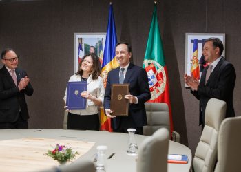 Signatura de l'acord de cooperació en matèria de seguretat interna, per part de la Ministra d’Afers Exteriors i l’ Ambaixador de Portugal a Andorra. Foto: SFGA/CEsteve