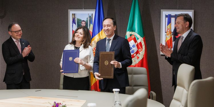 Signatura de l'acord de cooperació en matèria de seguretat interna, per part de la Ministra d’Afers Exteriors i l’ Ambaixador de Portugal a Andorra. Foto: SFGA/CEsteve