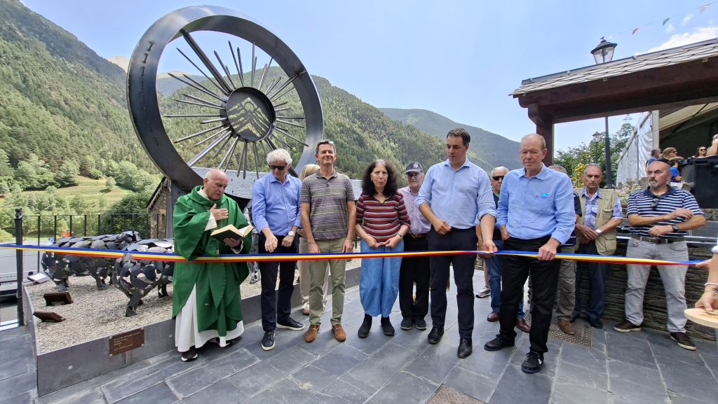 Abans de fer el tall de cinta de la inauguració de la nova estàtua /ANA