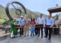 Abans de fer el tall de cinta de la inauguració de la nova estàtua /ANA