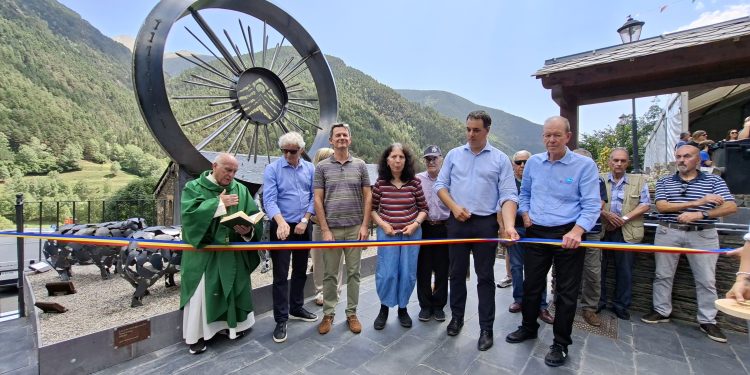 Abans de fer el tall de cinta de la inauguració de la nova estàtua /ANA