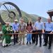 Abans de fer el tall de cinta de la inauguració de la nova estàtua /ANA