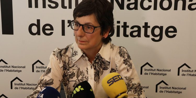 La directora de l'Institut Nacional de l'Habitatge, Marta Alberch, en la roda de premsa en les instal·lacions de l'Institut Nacional de l'Habitatge.