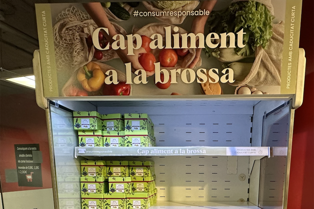 Una nevera per a productes propers a la caducitat en un centre comercial. Foto: Arxiu ANA